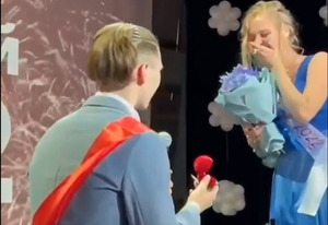 Школьник из Красноярска сделал предложение своей девушке на выпускном 