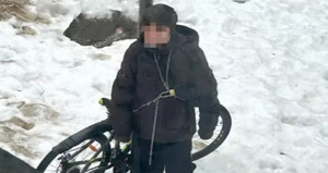 В Нижнем Новгороде пятиклассник приковал себя к столбу и требовал от учителей конфет