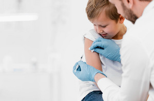 Врачи рассказали, каких прививок больше всего боятся родители в России